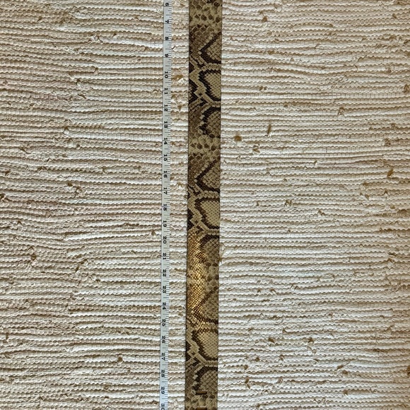 faux snakeskin belt with circle buckle - Picture 4 of 6